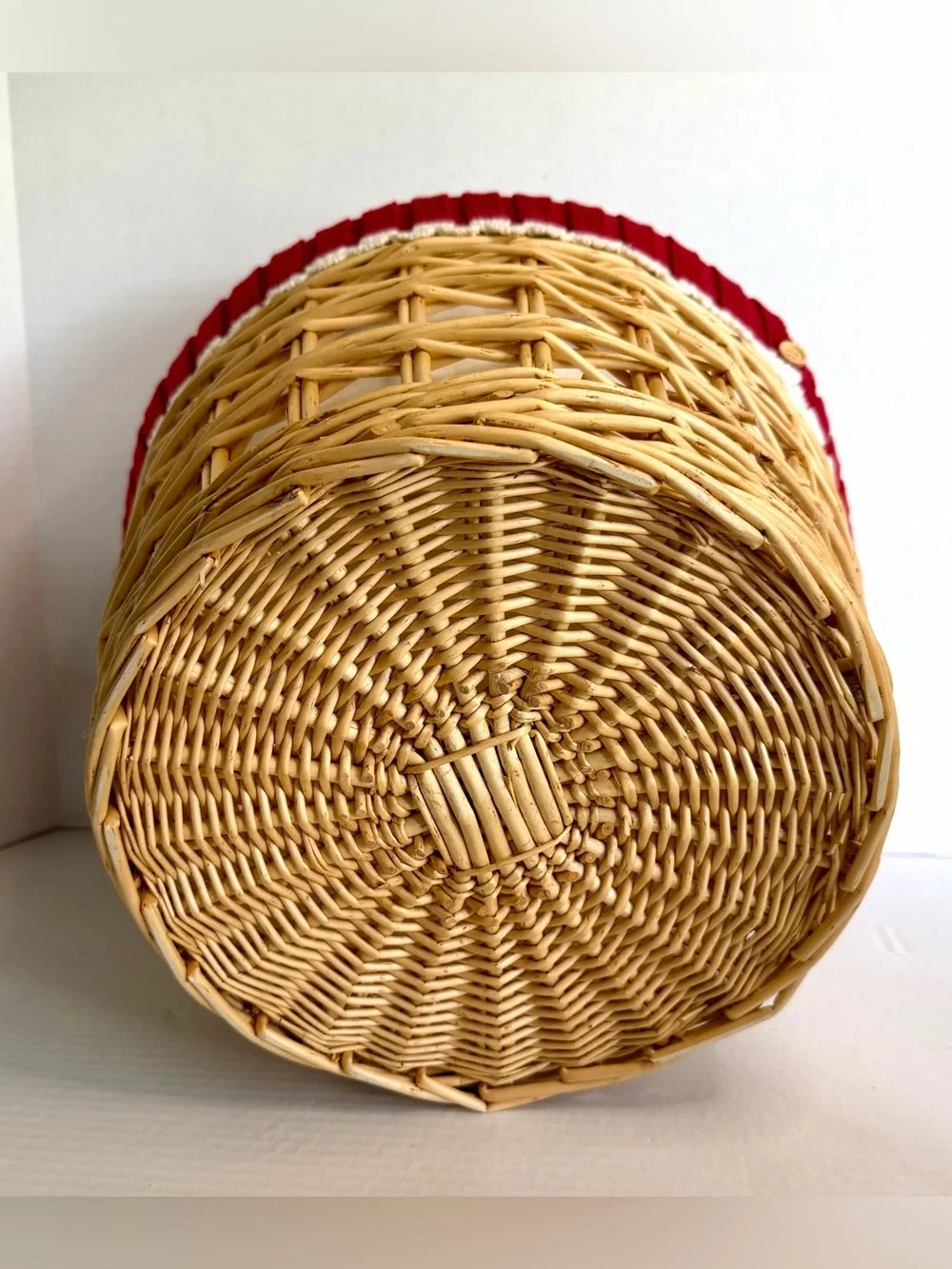Natural wicker and rattan storage basket w/ fabric liner and knit cuff